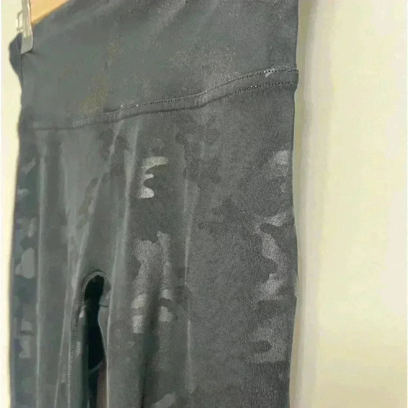 Spanx Faux Leather Camo Leggings Black Mid-rise size Small - Picture 4 of 10